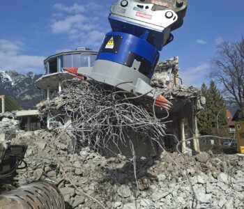 complete-hydraulic-electromagnet-with-handling-teeth A hydraulic electromagnet in operation, with pieces of scrap iron attached to the magnet