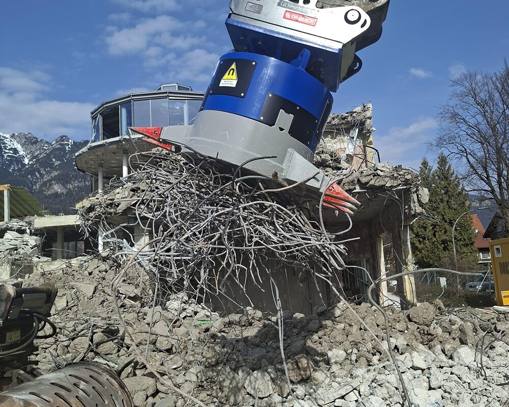 elettromagnete idraulico al lavoro con attaccati alla calamita dei rottami in ferro